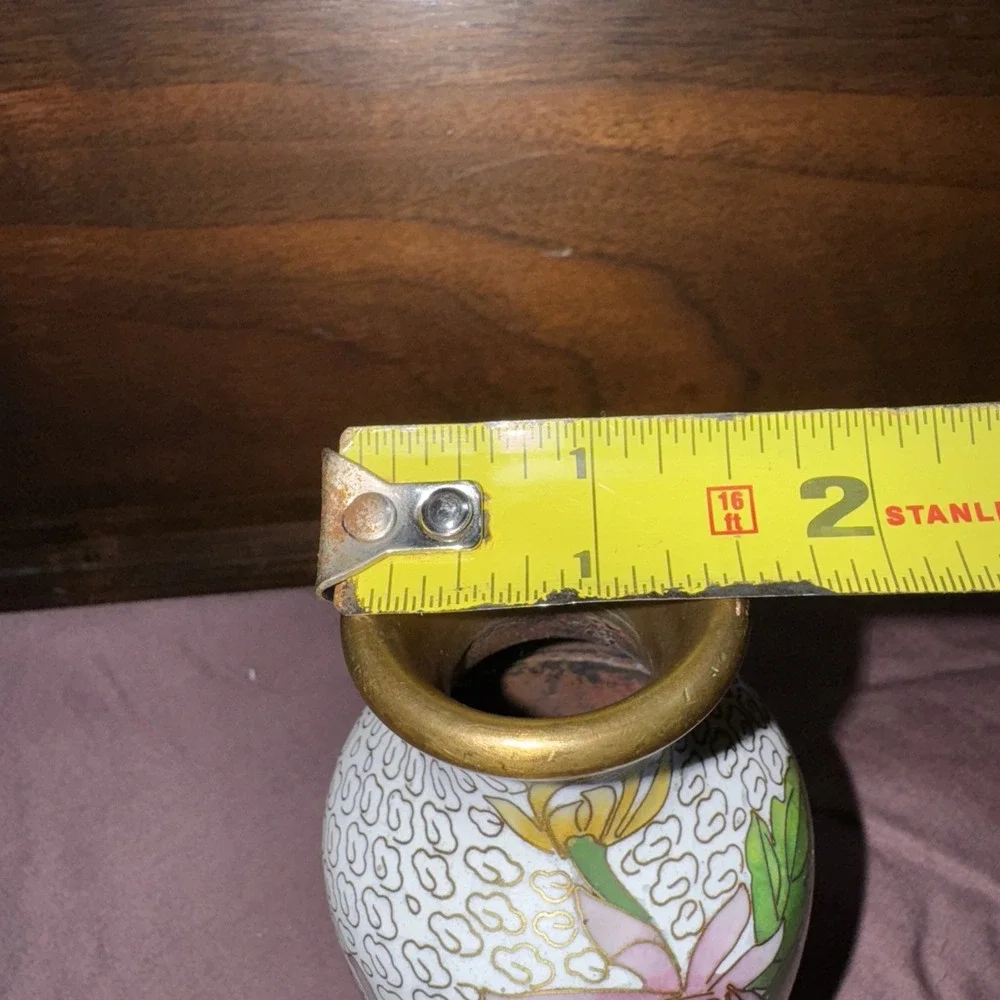 Bulb Vase Beautiful Flowers 5" tall. Small Damage See Picture. - Picture 10 of 11